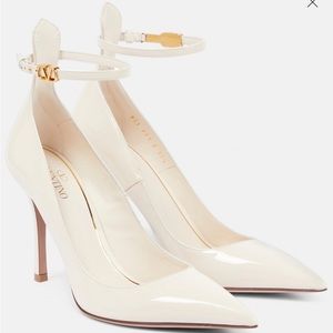 Valentino Garavani tan-go patent leather pump light ivory in size 8